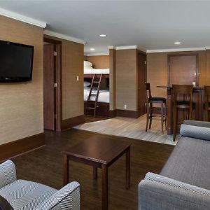 Deluxe Family Queen Suite