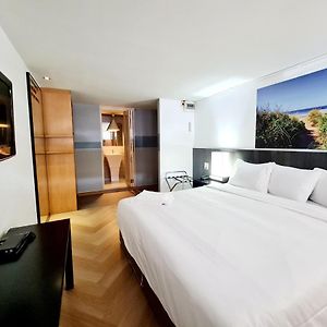 Deluxe Studio