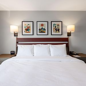 Tradition King Room Mobility accessible