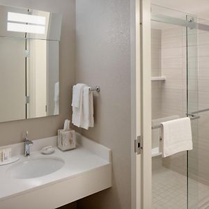 One-Bedroom Queen Suite