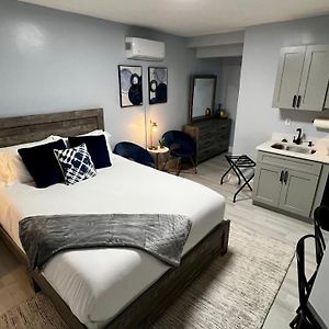 Deluxe Queen Suite