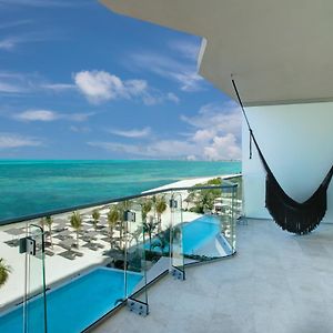 Deluxe One-Bedroom Oceanfront King Suite