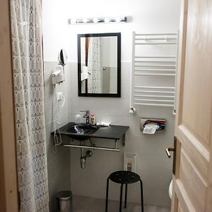 Connecting Room