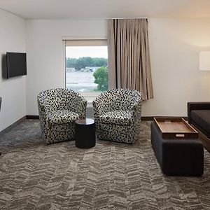 One-Bedroom Queen Suite