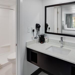 Standard King Room non-smoking first floor only wall view