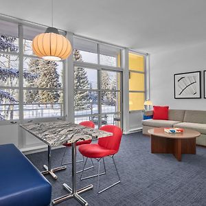 Deluxe One-Bedroom King Suite