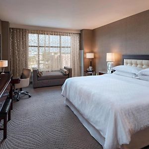 King Room Pool View Tub Mobility Accessible or Club Lounge Access