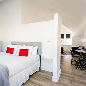 Deluxe King Suite