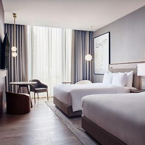 Deluxe  Executive Level Queen Room