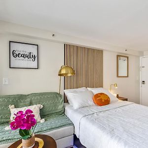 Bright & Cozy Condo Unit With Balcony!