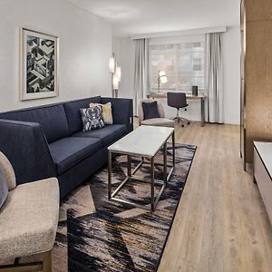Deluxe One-Bedroom King Suite