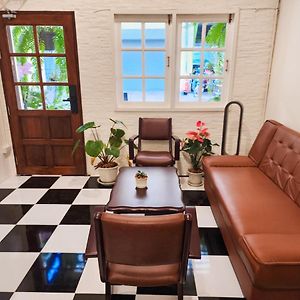 Noir Cafe And Hostel Chinatown Bangkok