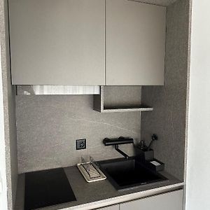 Executive Queen Studio