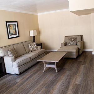 One-Bedroom Queen Suite