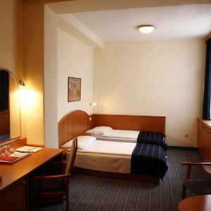 Economy Triple Room