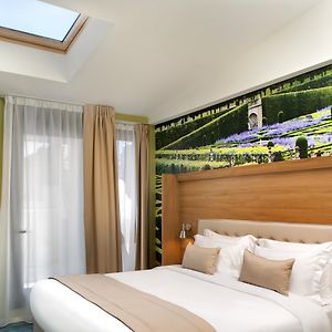 Eiffel Tower King Suite