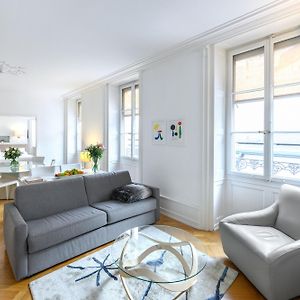Deluxe One-Bedroom Apartment