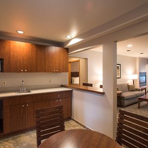 One-Bedroom Queen Suite