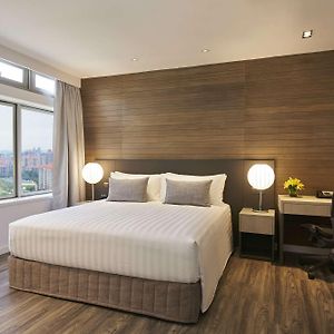 Deluxe One-Bedroom Apartment