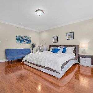 Luxurious Getaway In Vancouver-Private Room With Attached Bathroom