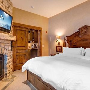 Deluxe King Suite
