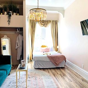 Deluxe Queen Suite