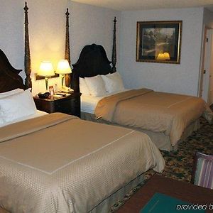 Queen Room Two Queen Beds Lake View