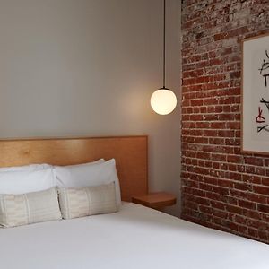 Deluxe Queen Suite