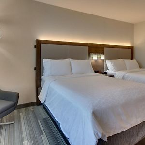 Standard Queen Room Two Queen Beds Roll Shower Mobility Access
