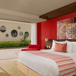 Deluxe Family Room with Pool View Free Pickup