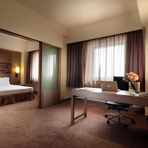 Deluxe Queen Suite