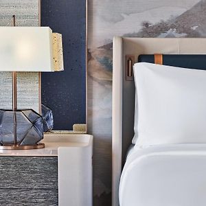 Deluxe  Upper Floors Queen Room Hearing accessible