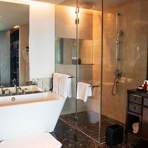 One-Bedroom Upper Floors King Suite