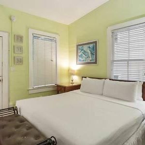 Curry House - Pool, King Bed & Balcony! Room 7