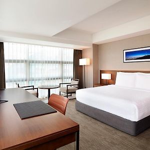 Deluxe Corner King Room
