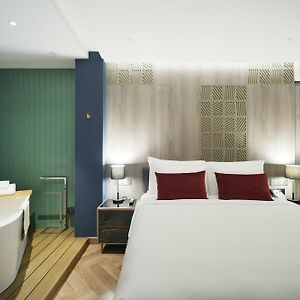 Superior Corner King Room