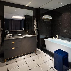 Premier King Studio
