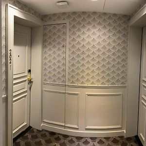 Connecting Room
