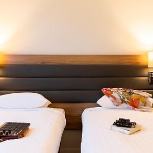 Moxy Twin Sleeper Guest room 2 Twin or Single Beds