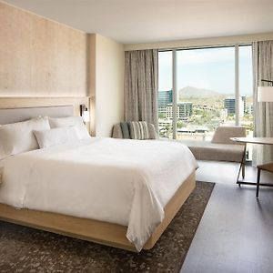 Deluxe Guest room 1 King bed Mountain view