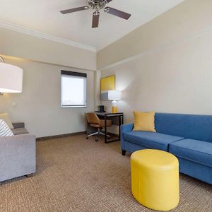 Deluxe Queen Suite