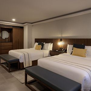 Deluxe Queen Suite