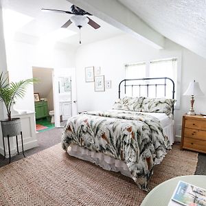 Double Room 1 Queen Bed
