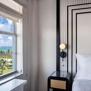 Deluxe King room partial ocean view