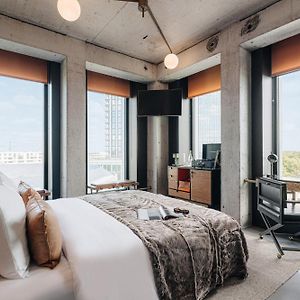 Deluxe Corner Room