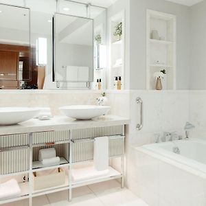 One-Bedroom Corner King Suite