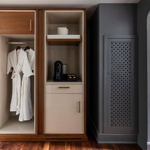 Premium King Room Accessible Shower