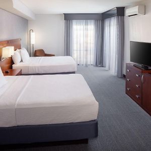 Larger Guest room 1 King or 1 Queen Sofabed City view