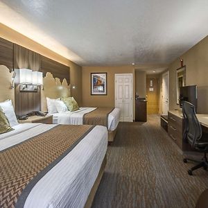 Queen Room Two Queen Beds Bath Tub Mobility Accessible
