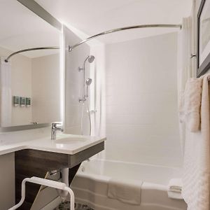 King Room Bath Tub Disability Access or Non-Smoking